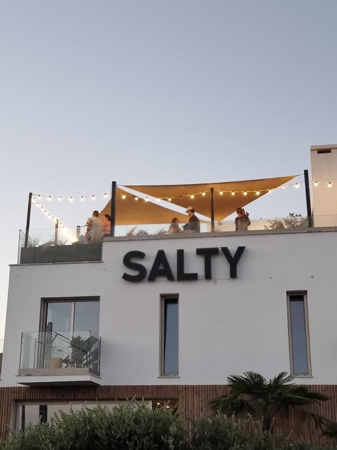 פניש The Salty Pelican Yoga & Surf Retreat מראה חיצוני תמונה