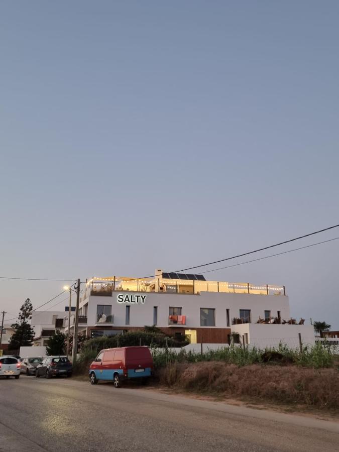 פניש The Salty Pelican Yoga & Surf Retreat מראה חיצוני תמונה